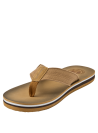 Sandalia camel de hombre, combina textil y cuero, diseñada para comodidad en días cálidos.