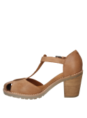 Sandalia femenina en cuero camel, combinable con vestidos o faldas, asegurando confort y estilo durante todo el día.