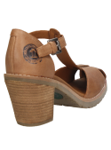 Sandalia casual de cuero camel para mujer, destacada por su diseño vintage y versatilidad con diferentes atuendos.