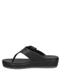 Calzado de cuero negro estilo casual chic para mujer, ideal para salidas al aire libre, con diseño sencillo y moderno.