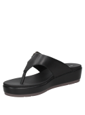 Sandalia casual negra de cuero para mujer, con suela gruesa que aporta altura y confort, ideal para paseos.