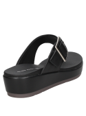 Sandalia de plataforma negra de cuero, perfecta para combinar con vestidos veraniegos o jeans, ofreciendo comodidad y estilo.