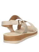 Sandalia casual beige de mujer, con suela plana para comodidad y versatilidad en ocasiones informales.