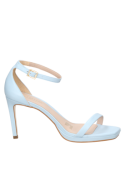 Minimalista sandalia celeste de mujer, diseño moderno con tacón alto, adecuada para cenas formales y reuniones.