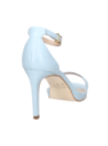 Sandalia de cuero celeste con hebilla metálica en el tobillo, estilo casual para combinar con vestidos de noche.