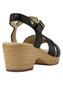 Sandalia de mujer en cuero negro, con diseño versátil y funcional, perfecta para paseos o salidas de fin de semana.