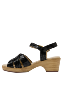 Sandalia casual de cuero negro para mujer, combinando estilo moderno con comodidad, ideal para reuniones informales.