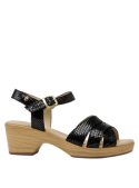 Sandalia de cuero negro para mujer con diseño elegante, tiras cruzadas y tacón bloque, ideal para estilo casual.