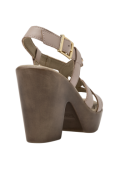 Sandalia beige de cuero con tiras cruzadas y hebilla ajustable, ideal para uso diario en ambientes formales y casuales.