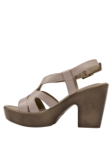 Sandalia casual de cuero beige con diseño sofisticado, perfecta para ocasiones sociales y vestimenta semiformal o casual.