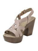 Sandalia beige de cuero para mujer, estilo moderno y funcional, con suela gruesa y costuras discretas.
