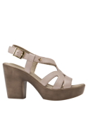 Sandalia beige de cuero para mujer con tiras cruzadas y hebilla lateral, ideal para un estilo casual y cómodo.