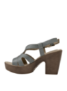 Sandalia de cuero celeste con diseño moderno, perfecta para la oficina con código de vestimenta relajado.