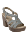 Calzado casual femenino en cuero celeste con suela gruesa de plataforma y taco ancho, combinable con ropa semiformal.
