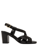 Sandalia negra de cuero para mujer con diseño de tiras cruzadas, ideal para un look casual y sofisticado.