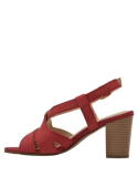 Sandalia roja de cuero con talón medio, adecuada para reuniones familiares o salidas casuales.