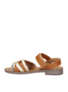 Calzado femenino camel con diseño moderno y cierre ajustable al tobillo, perfecto para un look urbano y cómodo.