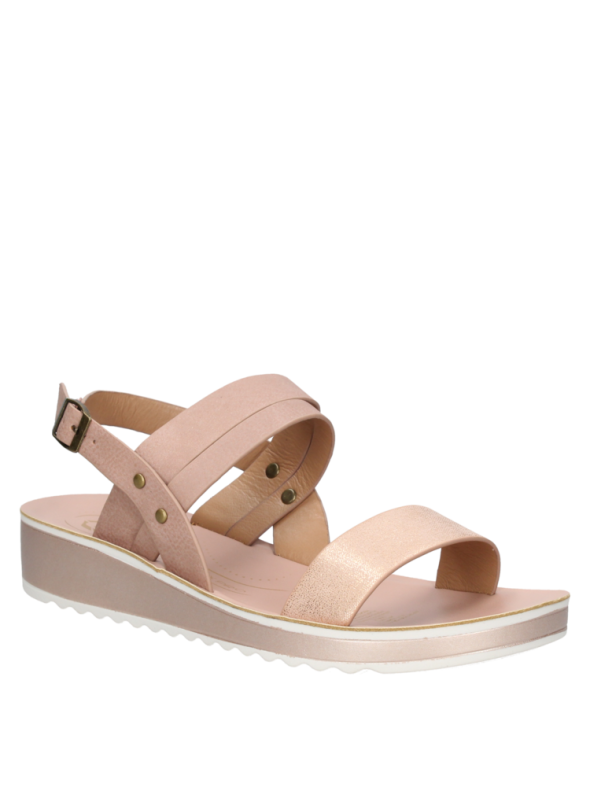 Diseño sofisticado de sandalia plateada, ideal para ocasiones casuales y semi-formales, destacando por su comodidad y estilo.