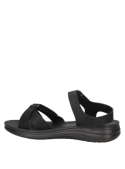 Sandalia negra de mujer con ajuste en el talón y diseño funcional, perfecta para paseos y actividades informales.