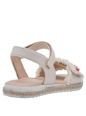 Sandalia blanca de estilo casual para niña, con diseño lúdico y suela tipo yute, perfecta para eventos informales.