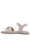 Sandalia veraniega para niña en color blanco, con detalles florales y correa ajustable, ideal para la playa.