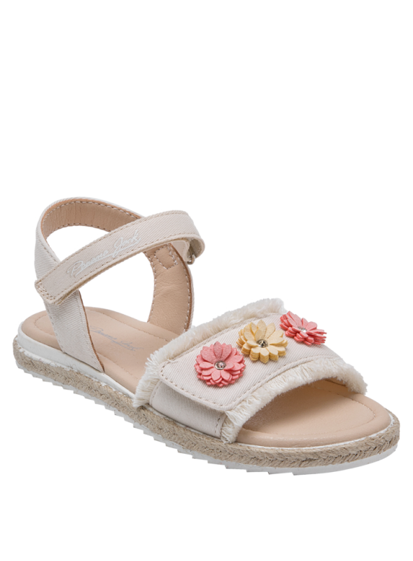 Sandalia infantil en color blanco con correa ajustable al tobillo, ideal para paseos al aire libre y reuniones familiares.