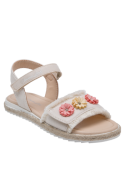 Sandalia infantil en color blanco con correa ajustable al tobillo, ideal para paseos al aire libre y reuniones familiares.