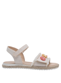 Sandalia blanca para niña con diseño casual y veraniego, adornada con flores decorativas en la parte delantera.