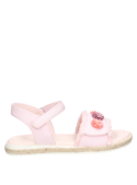 Sandalia rosada con correa ajustable y detalles lúdicos, diseñada para comodidad y frescura en días de playa o parque.