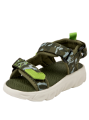 Sandalia verde infantil con estampado camuflado, cierres ajustables y elementos adhesivos para mejor ajuste.