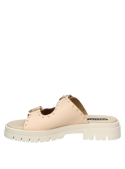 Sandalia de cuero beige para ocasiones informales, con suela gruesa y cierre de correas con tachas y hebillas.
