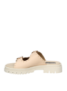 Sandalia de cuero beige para ocasiones informales, con suela gruesa y cierre de correas con tachas y hebillas.