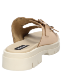 Sandalia chunky beige para mujer, con detalles metálicos, perfecta para combinar con jeans o vestidos sencillos.