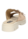 Sandalia chunky beige para mujer, con detalles metálicos, perfecta para combinar con jeans o vestidos sencillos.