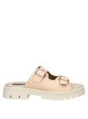 Calzado casual femenino de cuero beige, con hebillas grandes y diseño robusto, ideal para un look moderno y urbano.