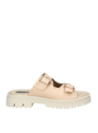 Calzado casual femenino de cuero beige, con hebillas grandes y diseño robusto, ideal para un look moderno y urbano.