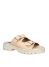 Sandalia beige de cuero para mujer, estilo casual, con suela gruesa y correas anchas adornadas con tachas metálicas.