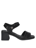 Sandalia de cuero negro con velcro, estilo athleisure y toque sofisticado para ocasiones semi-formales.