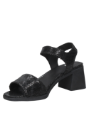 Sandalia negra de cuero para mujer, diseño minimalista, correa ajustable, ideal para un estilo casual y versátil.