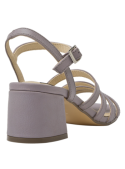 Sandalia lila de cuero para mujer, versátil y adecuada para cenas o reuniones, ofreciendo un look pulcro y cómodo.