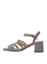 Sandalia casual lila de cuero con diseño atemporal, combinable con vestidos o jeans para un estilo sofisticado.