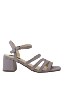 Sandalia lila de cuero para mujer con diseño minimalista y correas delgadas que aseguran el pie, ideal para un look casual.