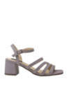 Sandalia lila de cuero para mujer con diseño minimalista y correas delgadas que aseguran el pie, ideal para un look casual.