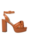 Sandalia de cuero narajo para mujer con plataforma y taco alto cuadrado, ideal para moda urbana y eventos formales.