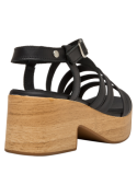Calzado casual de cuero negro con diseño sofisticado, ideal para complementar conjuntos relajados pero elegantes.