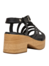 Calzado casual de cuero negro con diseño sofisticado, ideal para complementar conjuntos relajados pero elegantes.
