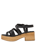 Sandalia boho-chic negra con correas de cuero, versátil para reuniones informales y eventos diurnos en climas cálidos.