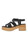 Sandalia boho-chic negra con correas de cuero, versátil para reuniones informales y eventos diurnos en climas cálidos.