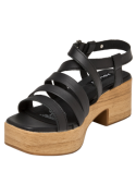 Elegante sandalia negra de plataforma moderada, diseñada para ofrecer comodidad y estabilidad en paseos por la ciudad.
