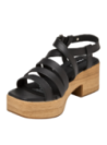 Elegante sandalia negra de plataforma moderada, diseñada para ofrecer comodidad y estabilidad en paseos por la ciudad.